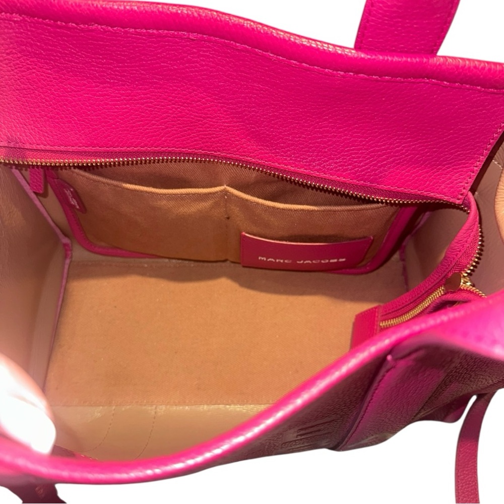 Marc Jacob’s THE LEATHER MEDIUM TOTE BAG in Lipstick Pink - Picture 12 of 16